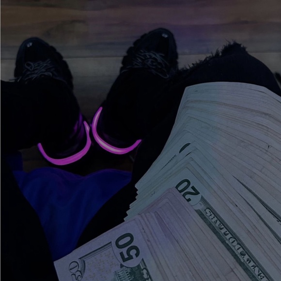 Poshmark profile picture for @trackers